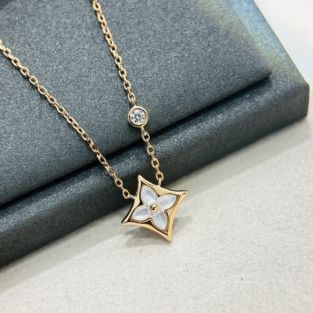 Louis Vuitton Gold Star Necklace with Diamond and Pearl Louis Vuitton Gold Star Necklace with Diamond and Pearl